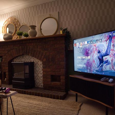 4-Bed Cotswold Getaway With Hot Tub & Gaming Room Churchdown Bagian luar foto
