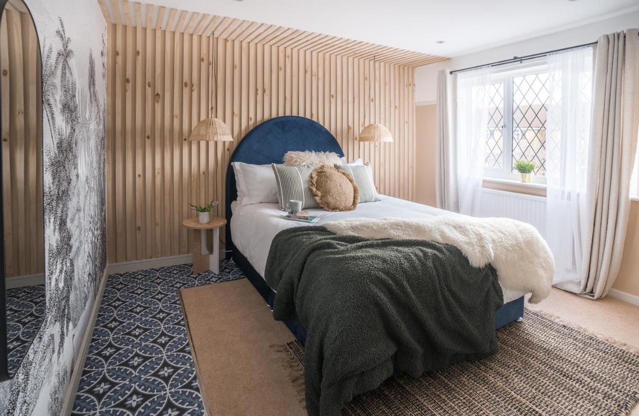4-Bed Cotswold Getaway With Hot Tub & Gaming Room Churchdown Bagian luar foto