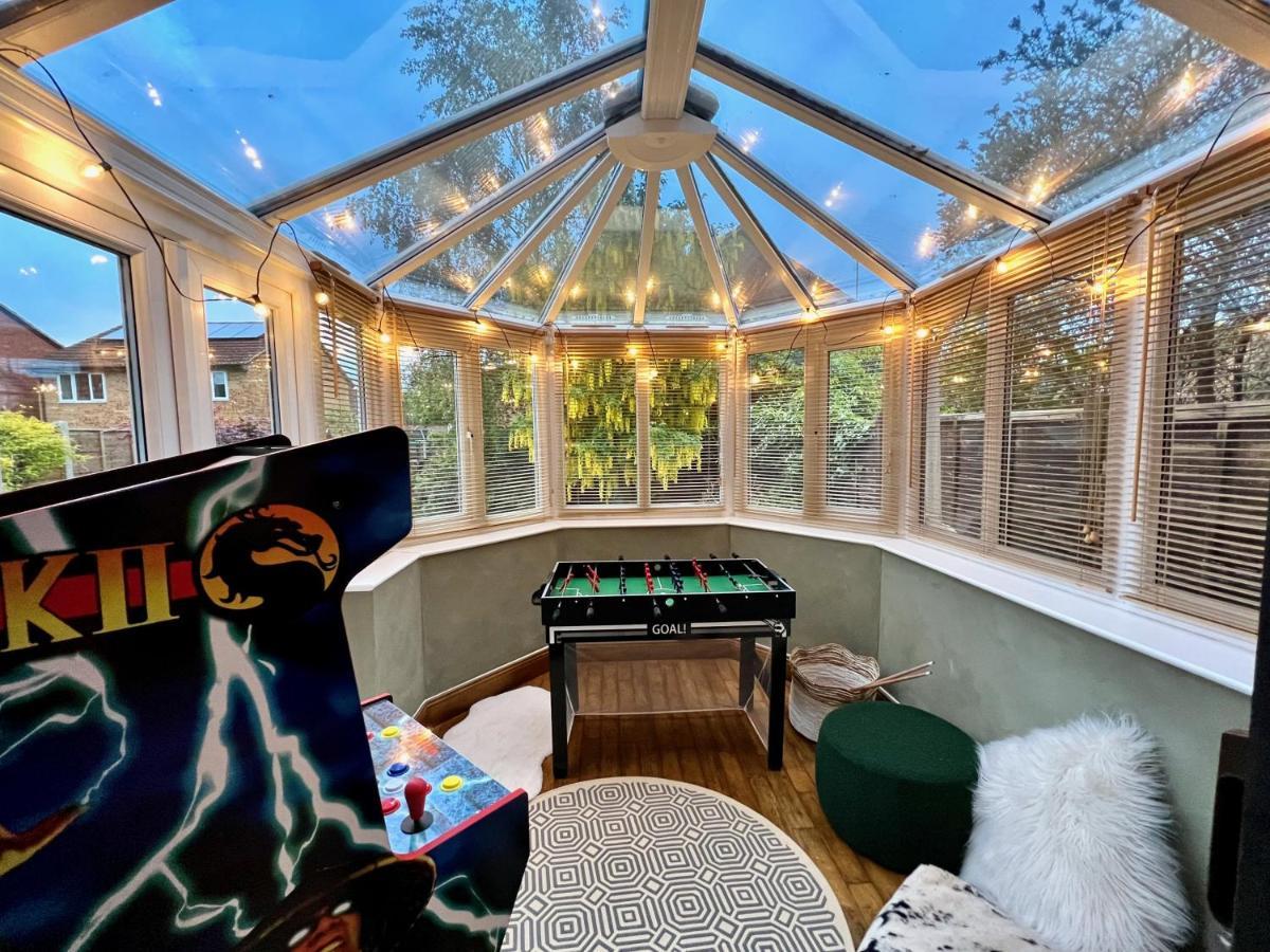 4-Bed Cotswold Getaway With Hot Tub & Gaming Room Churchdown Bagian luar foto
