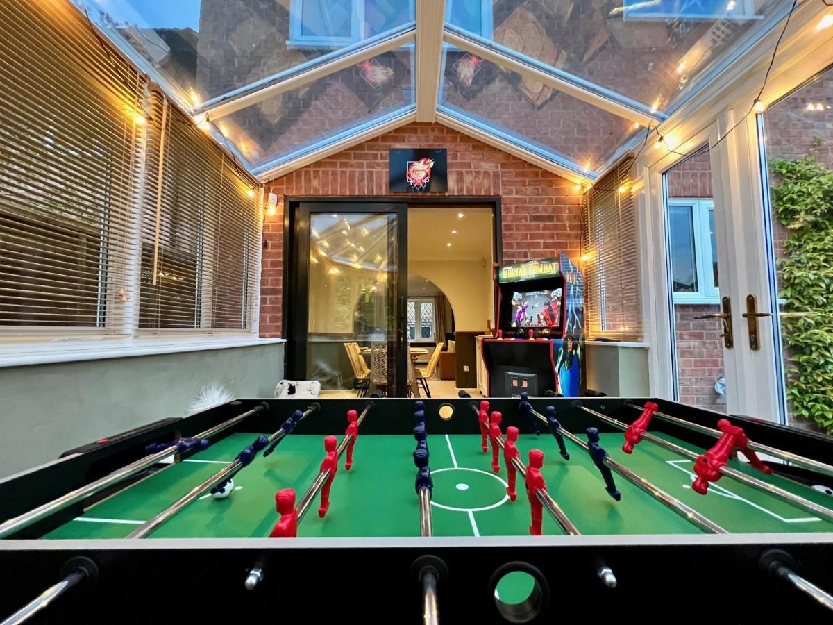 4-Bed Cotswold Getaway With Hot Tub & Gaming Room Churchdown Bagian luar foto