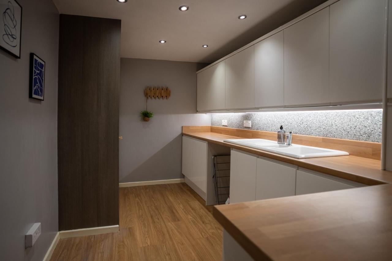 4-Bed Cotswold Getaway With Hot Tub & Gaming Room Churchdown Bagian luar foto