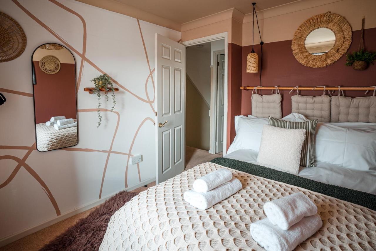 4-Bed Cotswold Getaway With Hot Tub & Gaming Room Churchdown Bagian luar foto