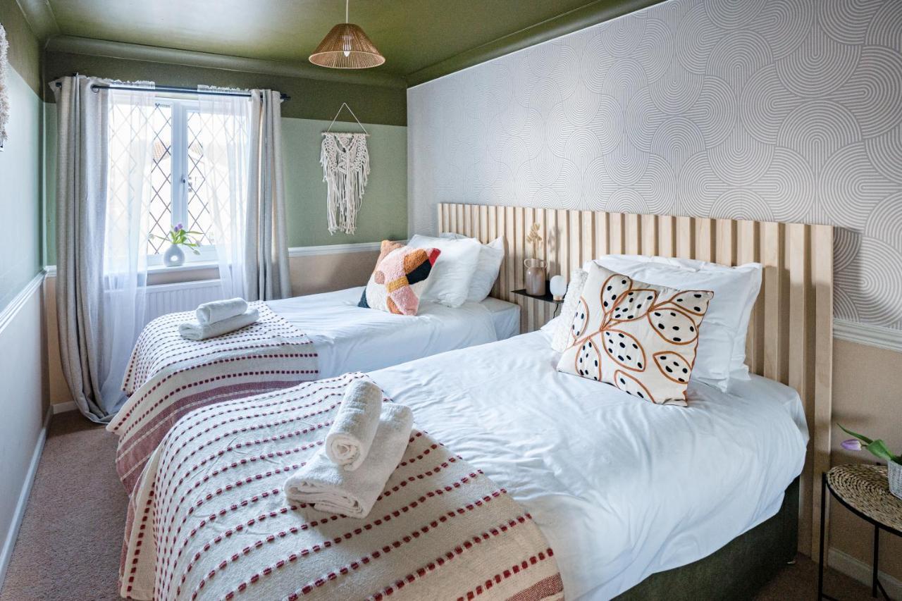 4-Bed Cotswold Getaway With Hot Tub & Gaming Room Churchdown Bagian luar foto