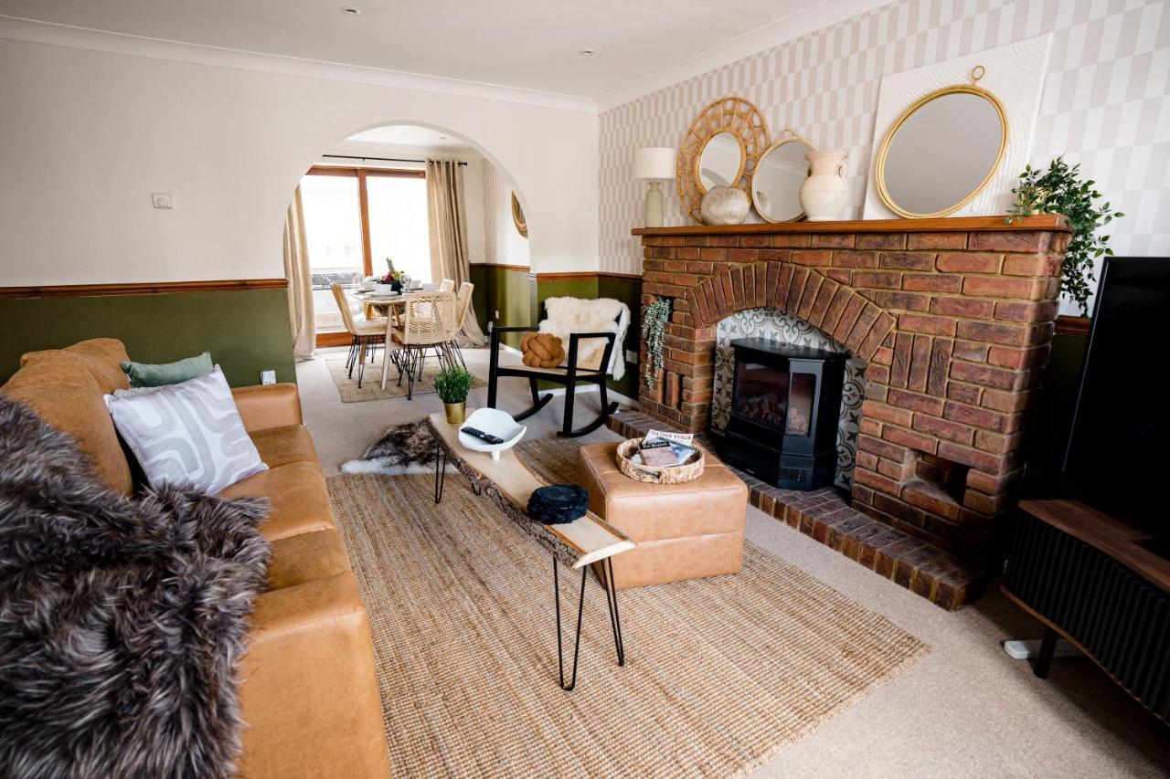 4-Bed Cotswold Getaway With Hot Tub & Gaming Room Churchdown Bagian luar foto
