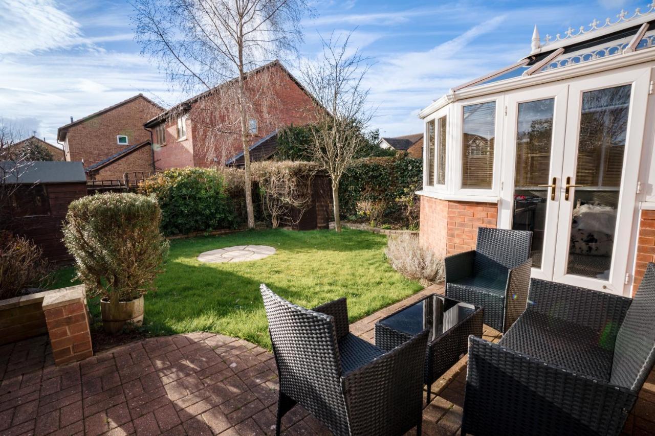 4-Bed Cotswold Getaway With Hot Tub & Gaming Room Churchdown Bagian luar foto