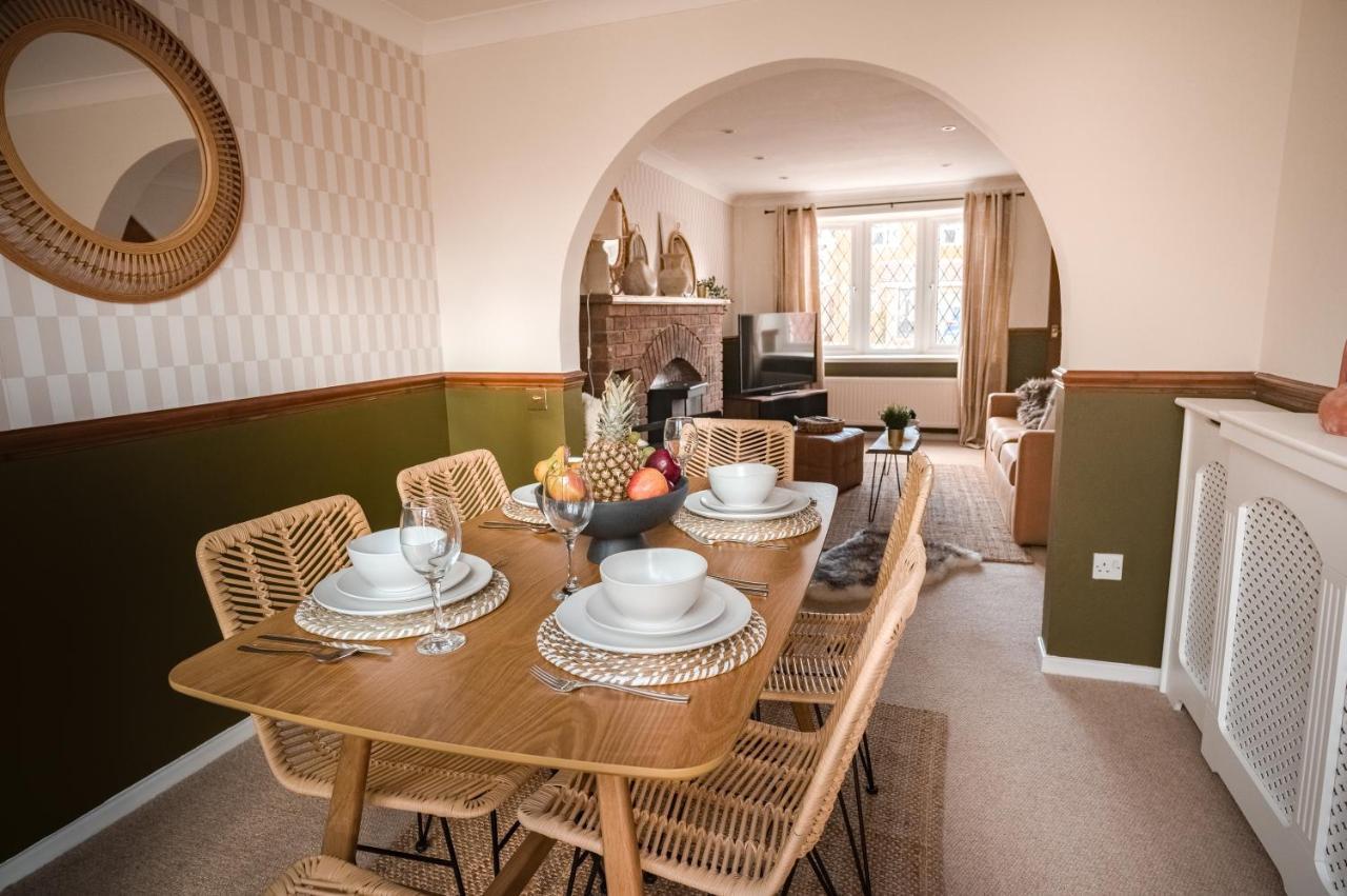 4-Bed Cotswold Getaway With Hot Tub & Gaming Room Churchdown Bagian luar foto