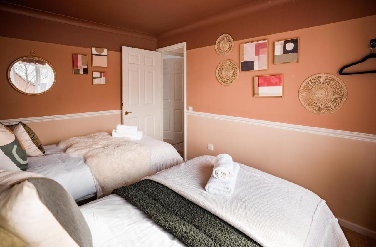 4-Bed Cotswold Getaway With Hot Tub & Gaming Room Churchdown Bagian luar foto