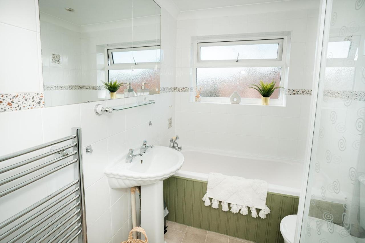4-Bed Cotswold Getaway With Hot Tub & Gaming Room Churchdown Bagian luar foto