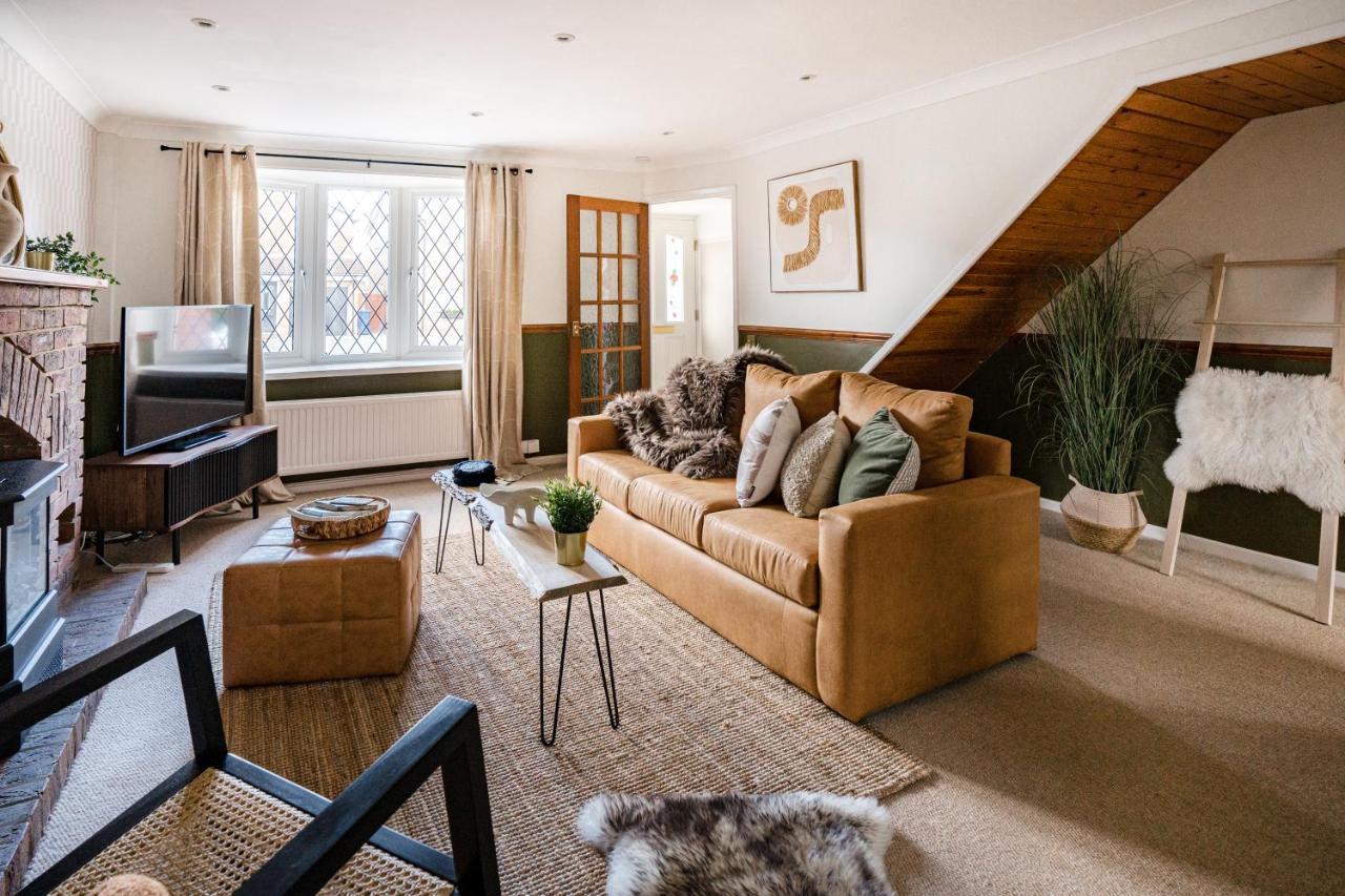 4-Bed Cotswold Getaway With Hot Tub & Gaming Room Churchdown Bagian luar foto