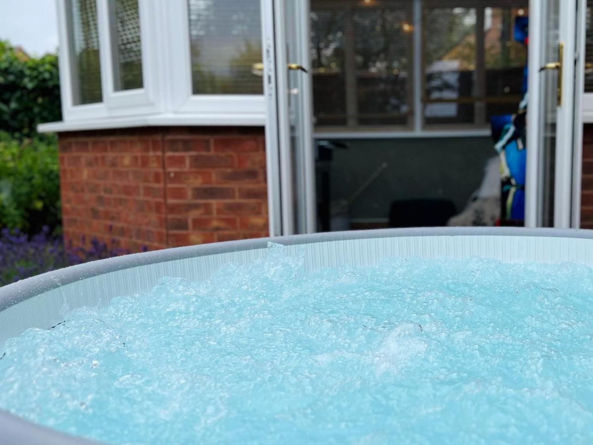 4-Bed Cotswold Getaway With Hot Tub & Gaming Room Churchdown Bagian luar foto