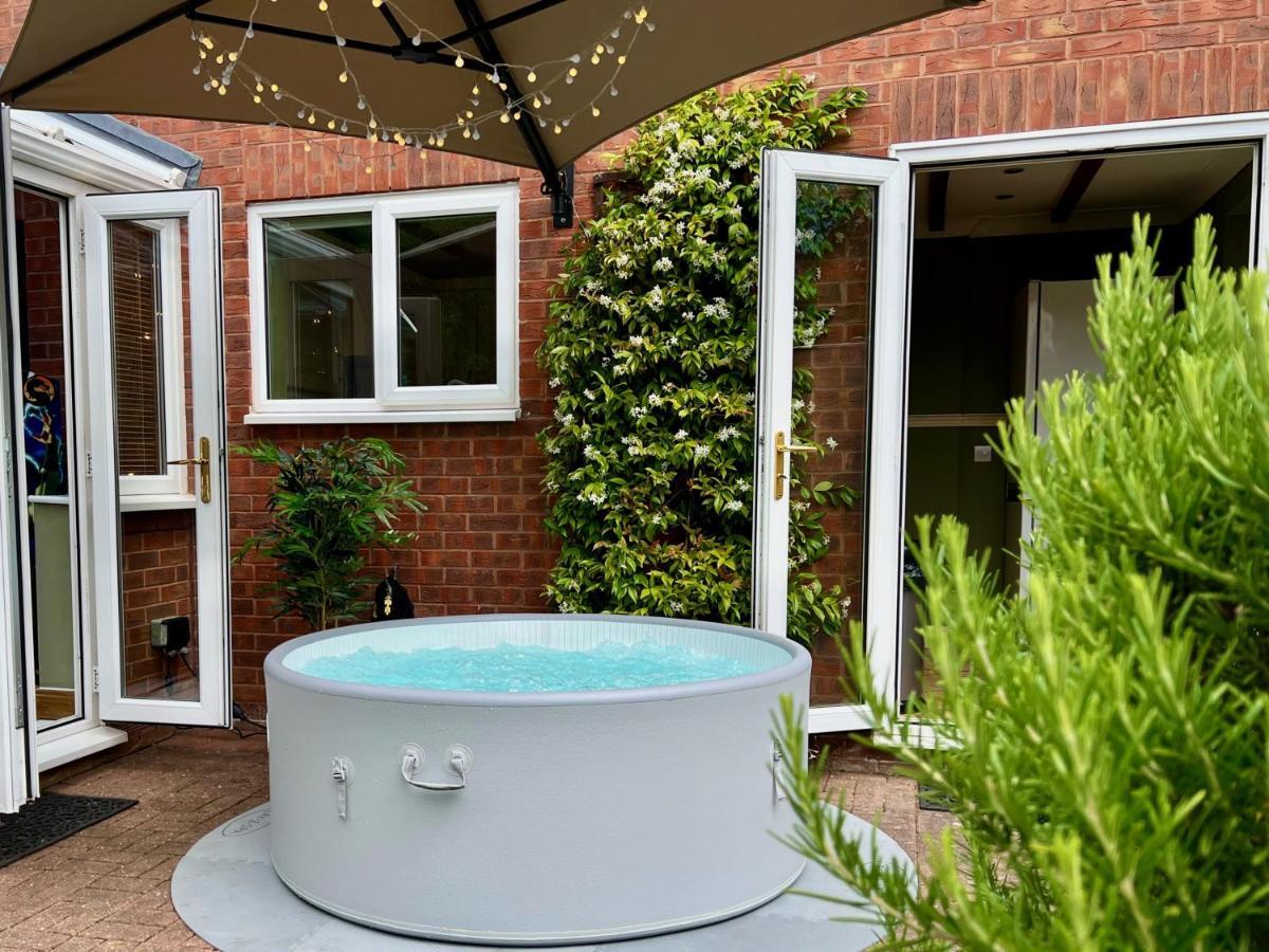 4-Bed Cotswold Getaway With Hot Tub & Gaming Room Churchdown Bagian luar foto