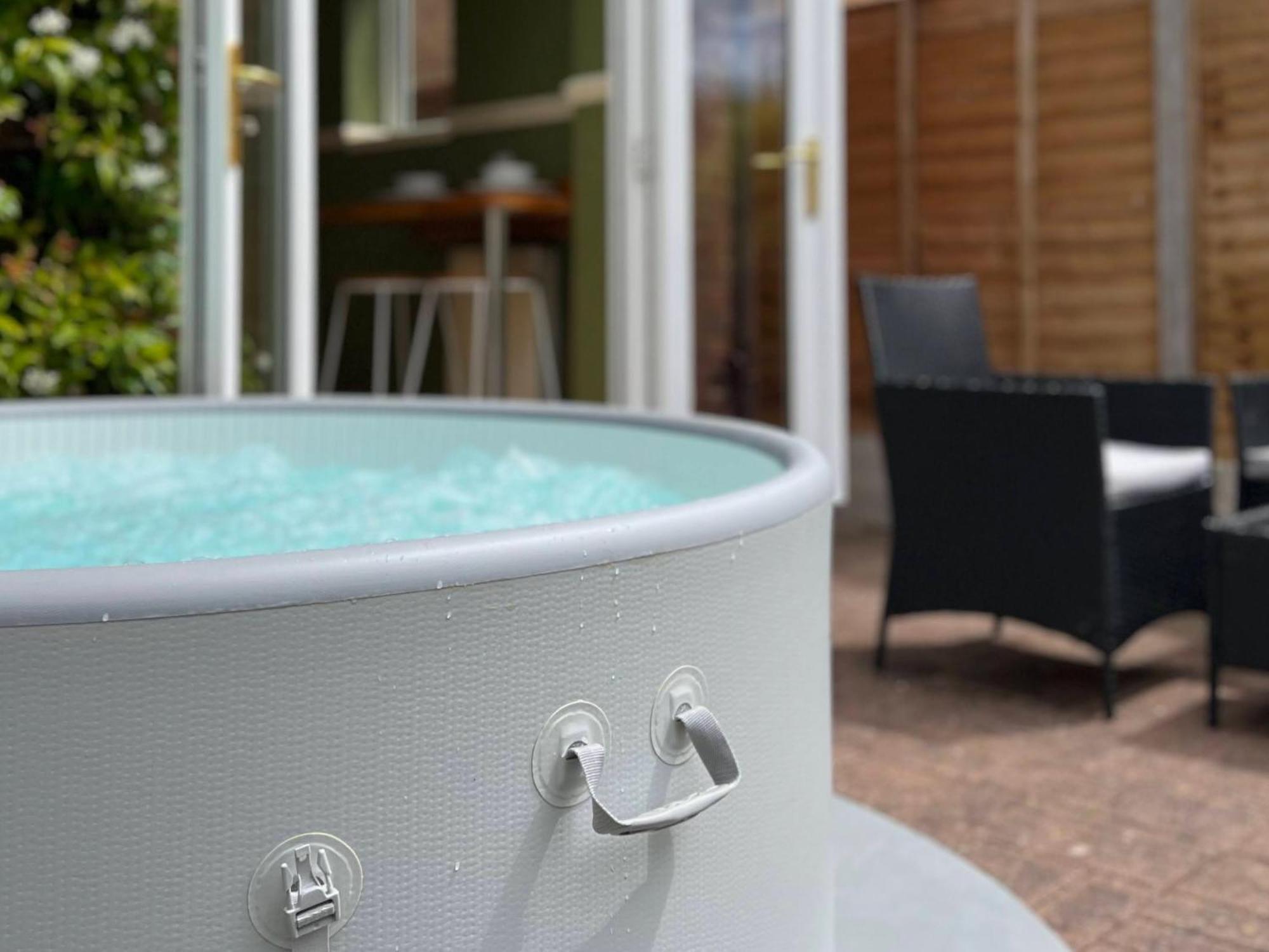 4-Bed Cotswold Getaway With Hot Tub & Gaming Room Churchdown Bagian luar foto